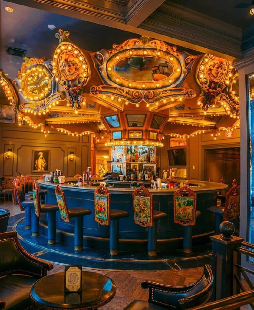 10 Best Restaurants in New Orleans: A Foodie’s Ultimate Guide 9 The Carousel Bar & Lounge