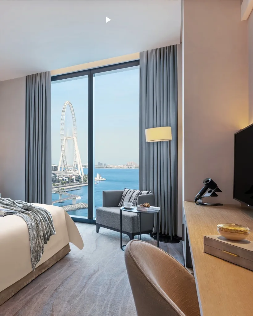 Aesthetic Beach Apartment, Sleeps 6, Pool, Gym & Waterfront Views: JBR, Dubai
