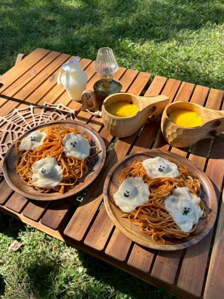 Halloween Camping: 10 Spooky Ideas for a Night in the Woods 8 Creepy Crawly Table Centerpieces