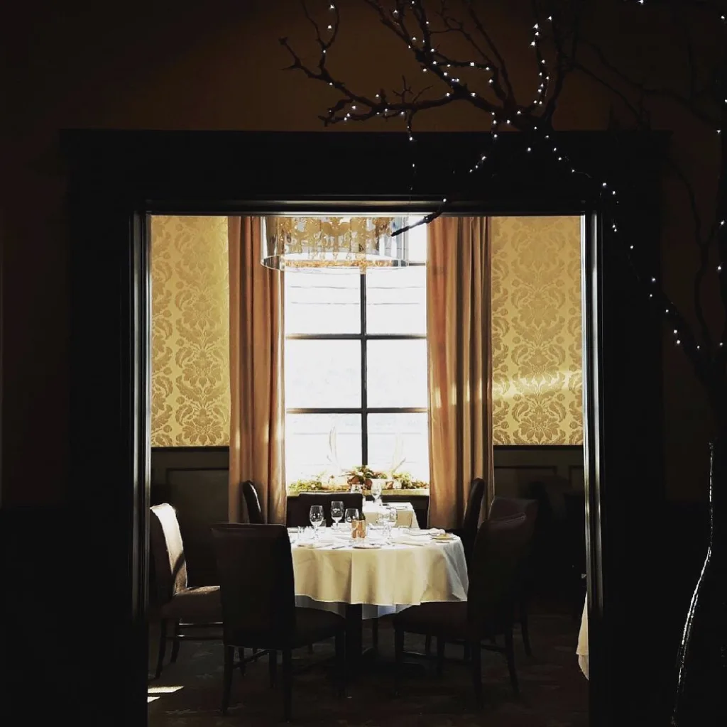 11 Amazing Canada Restaurants Every Food Lover Must Visit 5 Raymonds