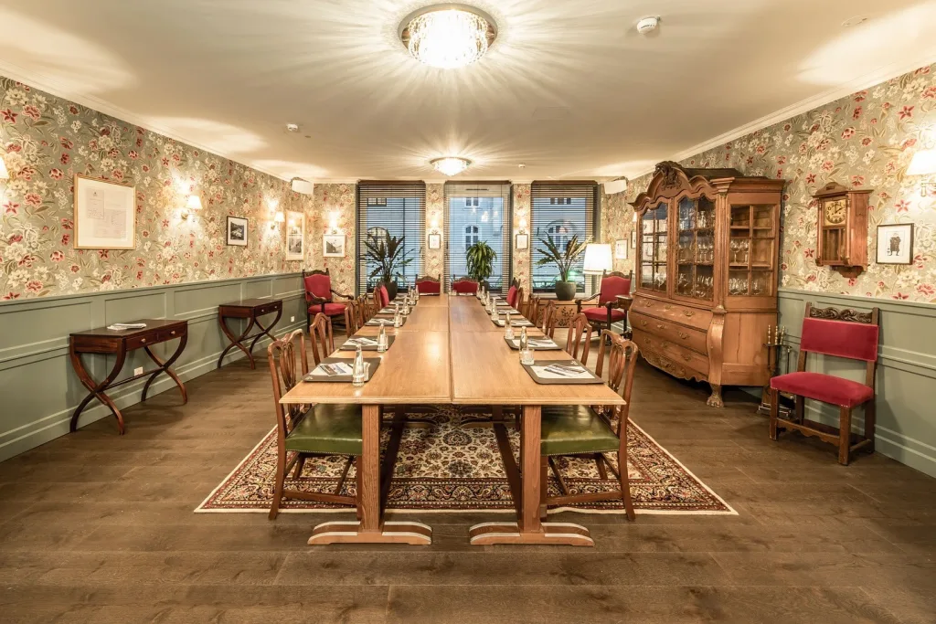 10 Munich Restaurants That Serve the Best Food in the City 6 Little London / Bar & Grill