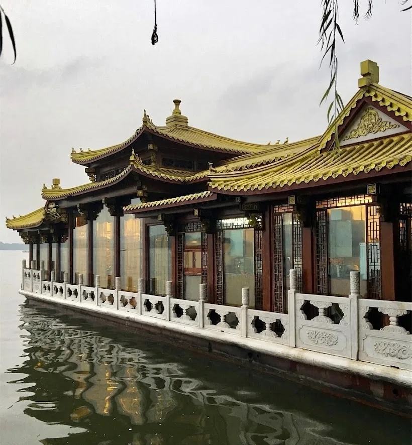 10 Famous Chinese Restaurants Everyone Should Visit in China 5 Lou Wai Lou (Hangzhou)