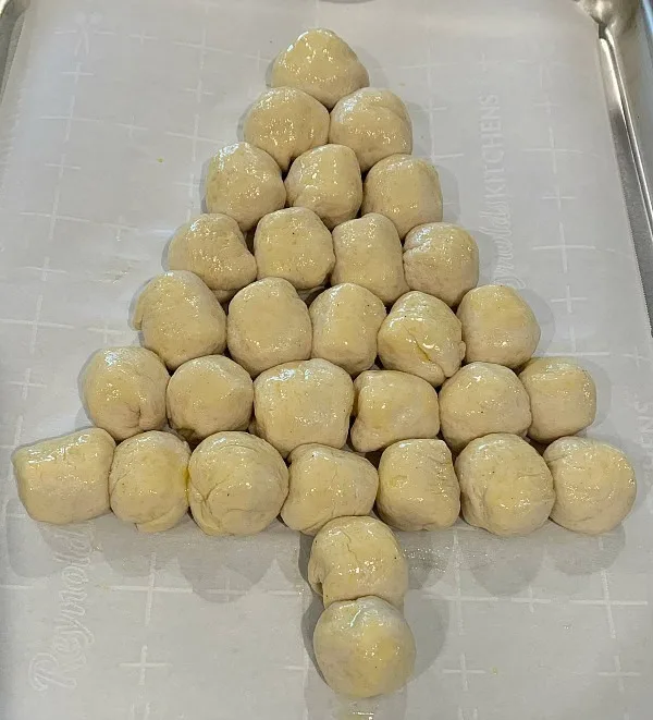Cheesy Garlic Christmas Tree Bread
