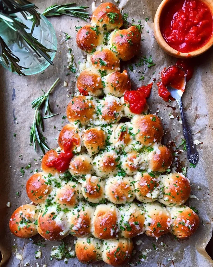 Cheesy Garlic Christmas Tree Bread