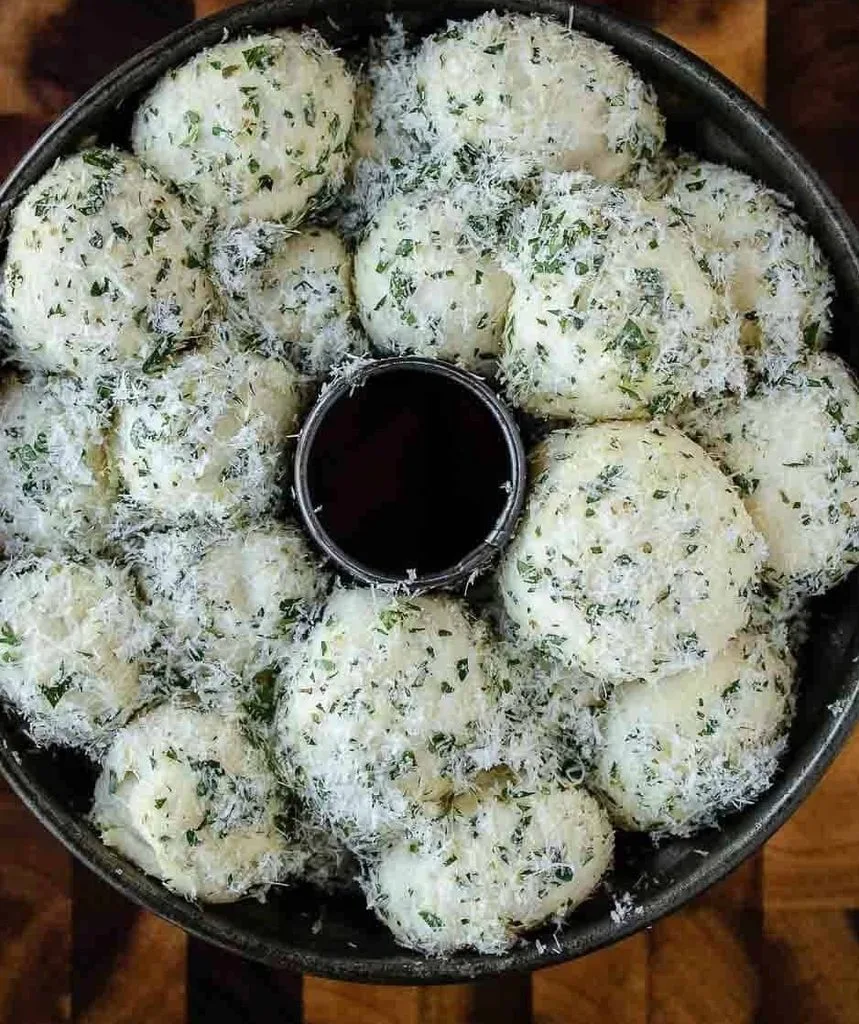 Fluffy Garlic Monkey Bread 