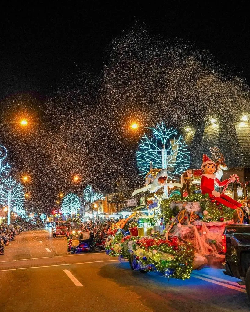 10 Best Christmas Vacations in the USA for a Magical Holiday 7 Gatlinburg, Tennessee