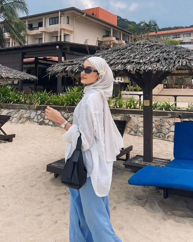 15 Beach Outfit Hijab Baddie Looks for a Chic Summer 4 White Shirt With Wide-Leg Jeans
