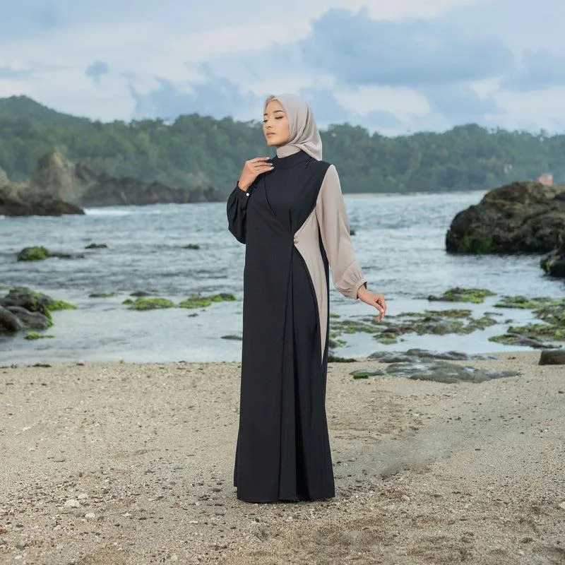 15 Beach Outfit Hijab Baddie Looks for a Chic Summer 8 Black Maxi Dress With a Neutral Hijab