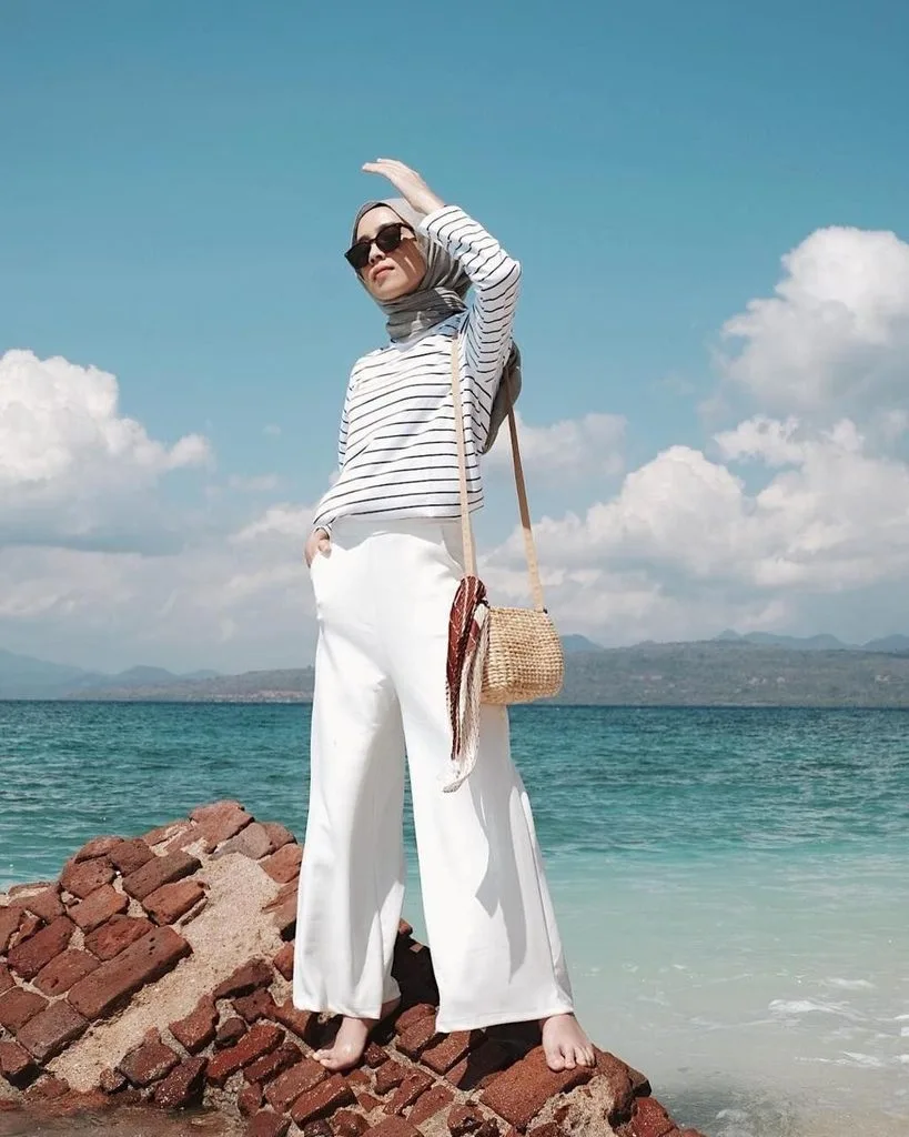 15 Beach Outfit Hijab Baddie Looks for a Chic Summer 7 Oversized Striped Shirt and Trousers