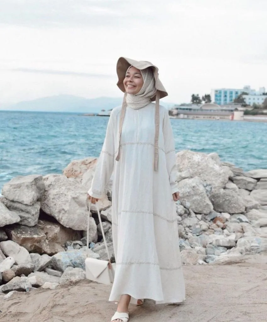 15 Beach Outfit Hijab Baddie Looks for a Chic Summer 11 White Maxi Dress With a Beige Hijab