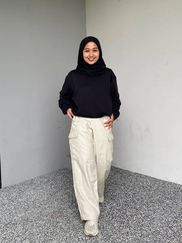15 Beach Outfit Hijab Baddie Looks for a Chic Summer 12 Cargo Pants With an Oversized Tee
