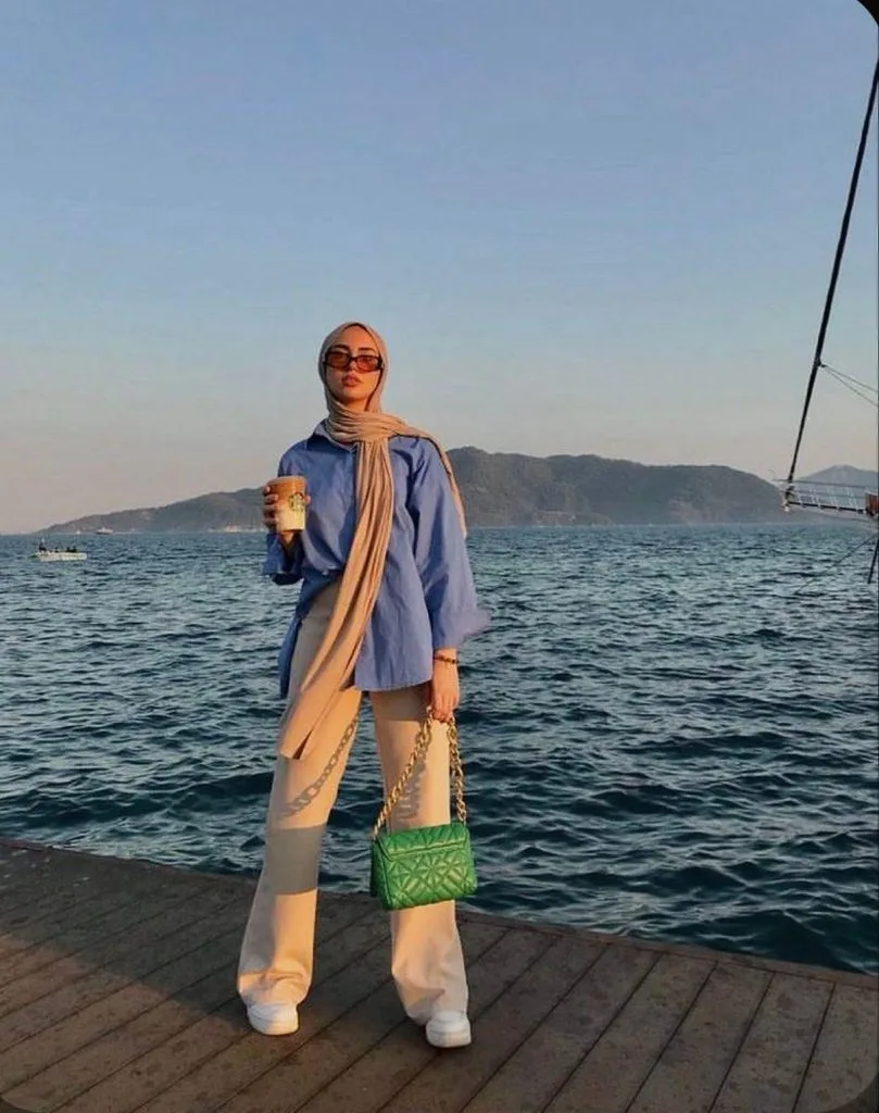 15 Beach Outfit Hijab Baddie Looks for a Chic Summer 13 Navy Blue and White Coastal Look