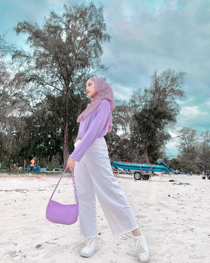15 Beach Outfit Hijab Baddie Looks for a Chic Summer 14 Lavender Shirt With White Trousers