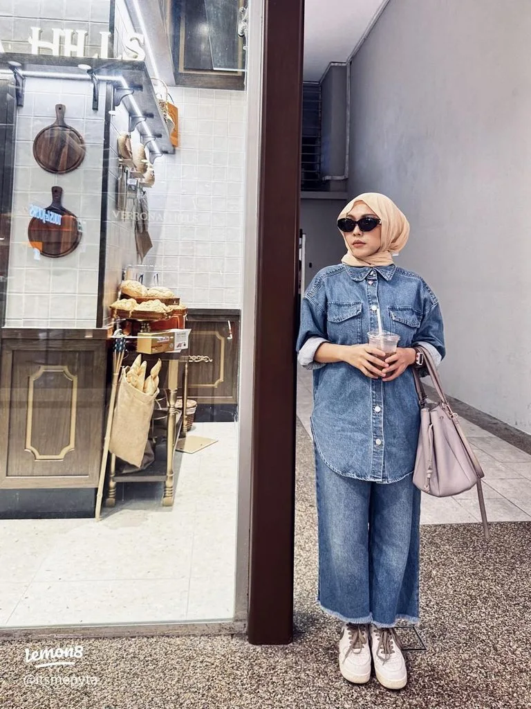 15 Beach Outfit Hijab Baddie Looks for a Chic Summer 16 Denim-on-Denim Beach Outfit